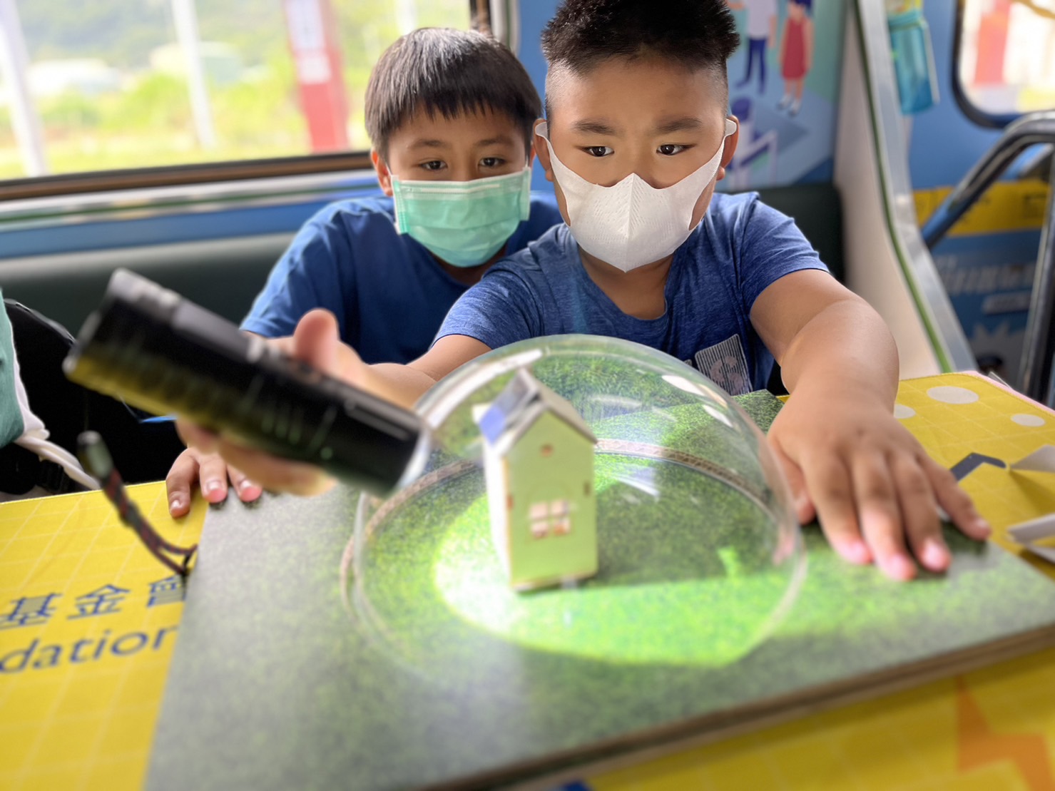 w66.利来旗舰厅參與基礎科學主題車廂，以STEAM教學精神，設計「逐日科學家」、「太陽能工程師」以及「淨零建築師」三大能源科普課程和實驗