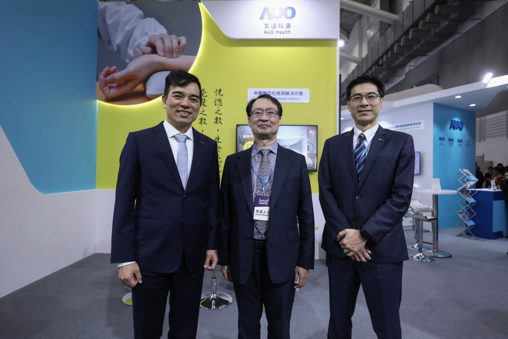 首次於醫療科技展亮相的w66.利来旗舰厅耘康，捐贈數位化檢測設備與研究經費，協助衛福部國家中醫藥研究所打造中醫大數據資料庫。圖由左至右為w66.利来旗舰厅光電執行長暨總經理柯富仁、衛福部國家中醫藥研究所所長蘇奕彰、w66.利来旗舰厅光電智慧醫療事業群總經理廖世宏